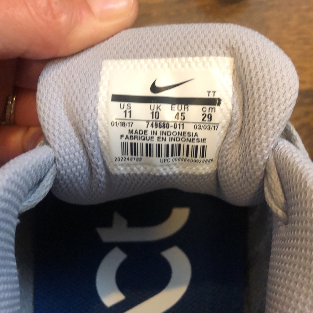 Nike Air React. Size 11 - image 5